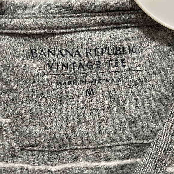 - Banana Republic vtg tee v neck med - Picture 4 of 11